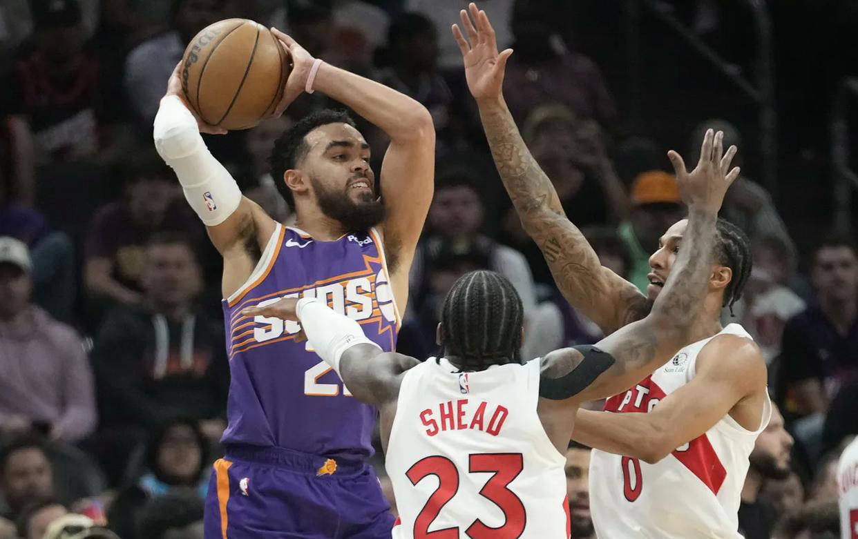 包含太阳迎战猛龙，布克终场绝杀带队达成胜利，士气大振的词条