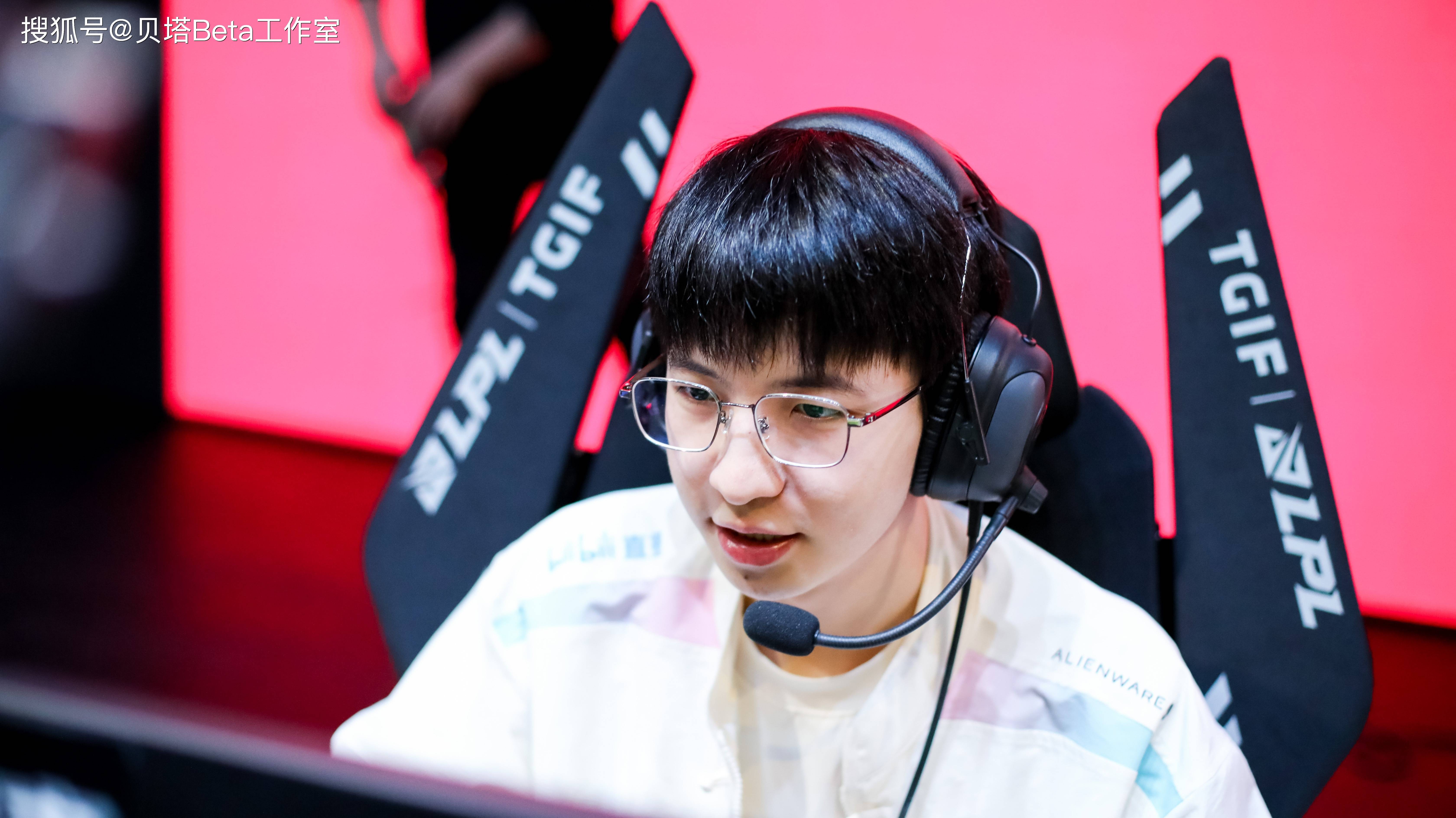 开云-DFM险胜G2，Lehends团战一打五鏖战多局四强赛，引爆全场热议