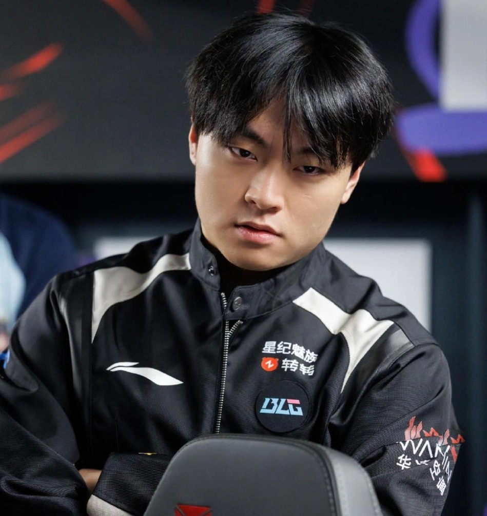 BLG碾压SHR，Uzi操刀奇招英雄翻盘宿命之战四强赛，技惊四座